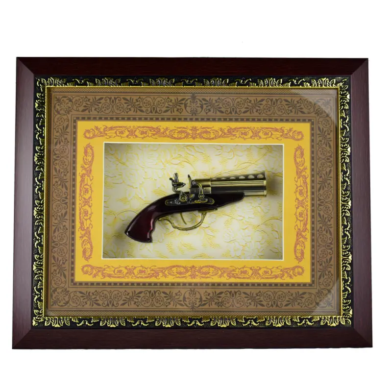 Tablou decorativ cu o arma realizata din lemn si metal – design vintage