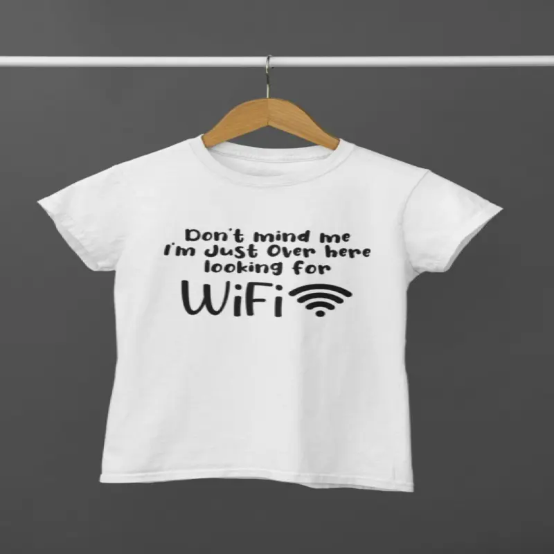 Don`t mind me i`m just over here looking for wifi, tricou cu mesaj