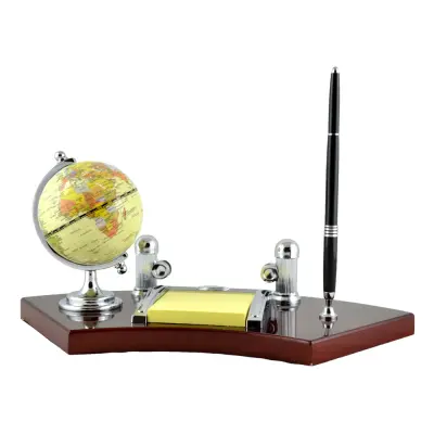 Set birou din lemn elegant cu pix. ceas. si cu globulet geografic pamantesc