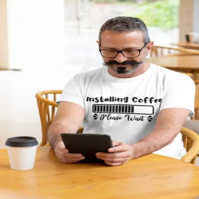 Installing coffe, tricou cu mesaj